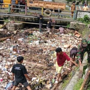Gotong Royong di Gerung, Wujudkan Lingkungan Bersih dan Asri