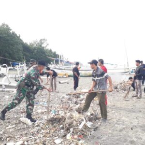 Babinsa dan Masyarakat Laksanakan Aksi Bersih-Bersih Kali Meninting