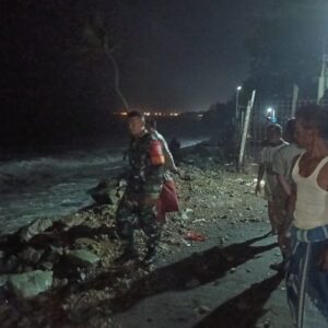Gelombang Tinggi Terjang Pantai Gading, Babinsa Turun Tangan Antisipasi Dampak