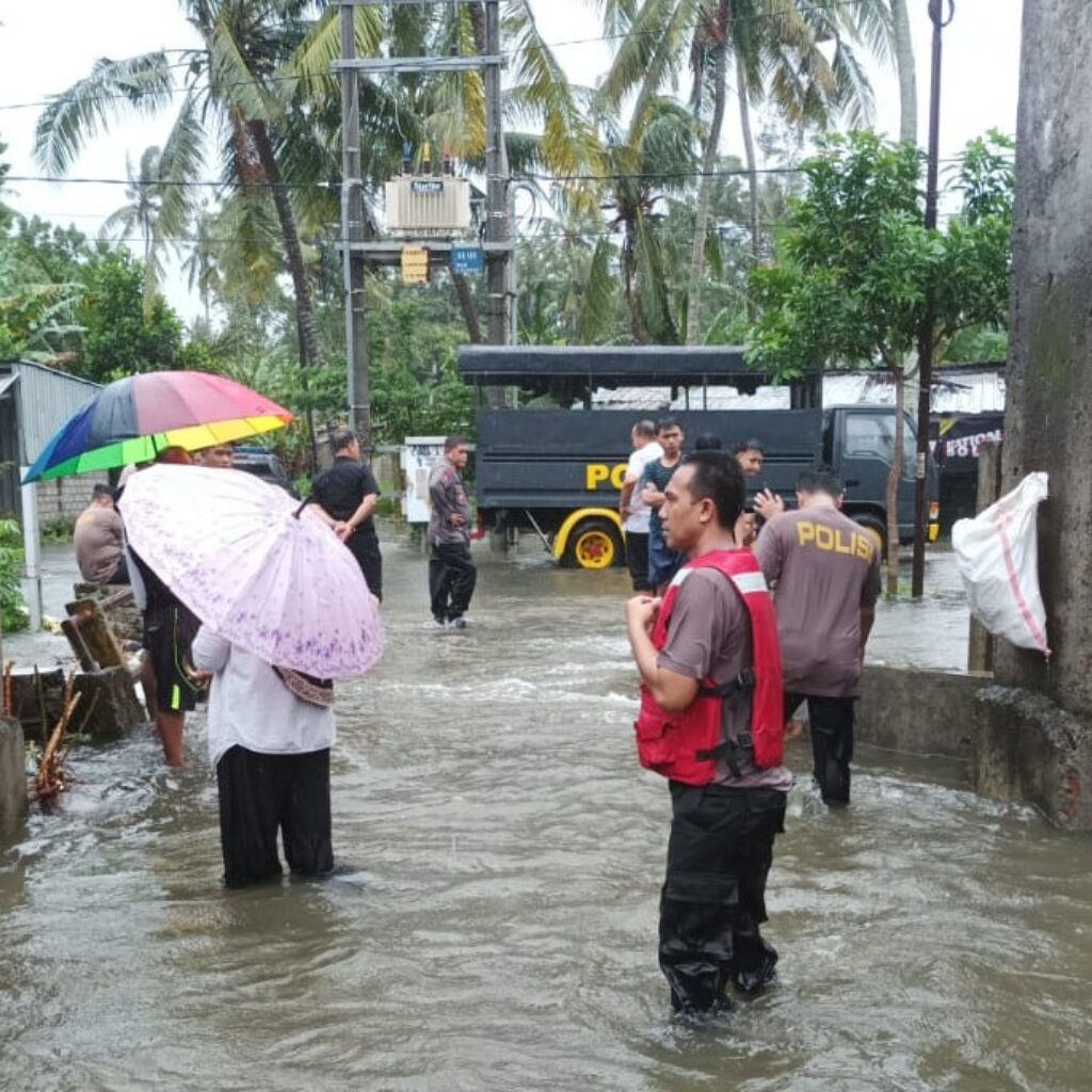Hujan Deras Picu Banjir di Lombok Barat, Satsamapta Sigap Evakuasi Warga