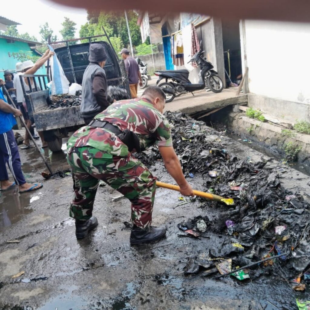 Aksi Bersih Lingkungan Babinsa Lembar dan Warga