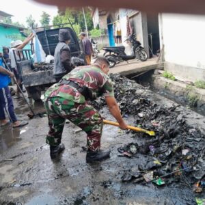 Aksi Bersih Lingkungan Babinsa Lembar dan Warga