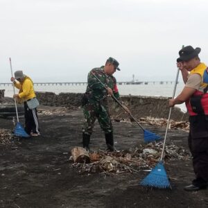 Aksi Bersih Pantai di Karang Buyuk Ampenan Libatkan Sejumlah Pihak