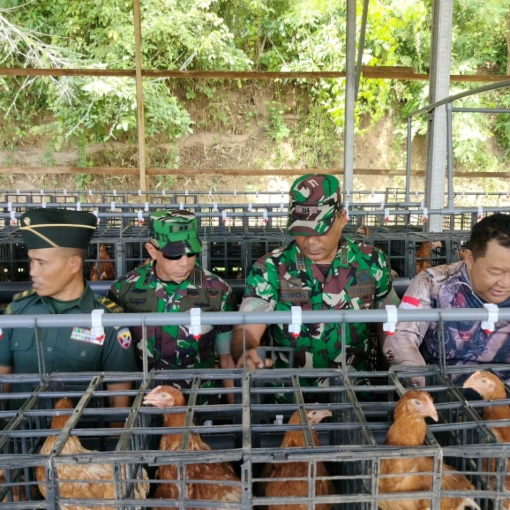 H.M. Izzul Islam Serahkan 1000 Bibit Ayam ke Kodim 1606/Mataram