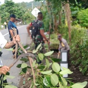 Sinergi TNI dan Warga Bersihkan Selokan Tersumbat di Lombok Barat
