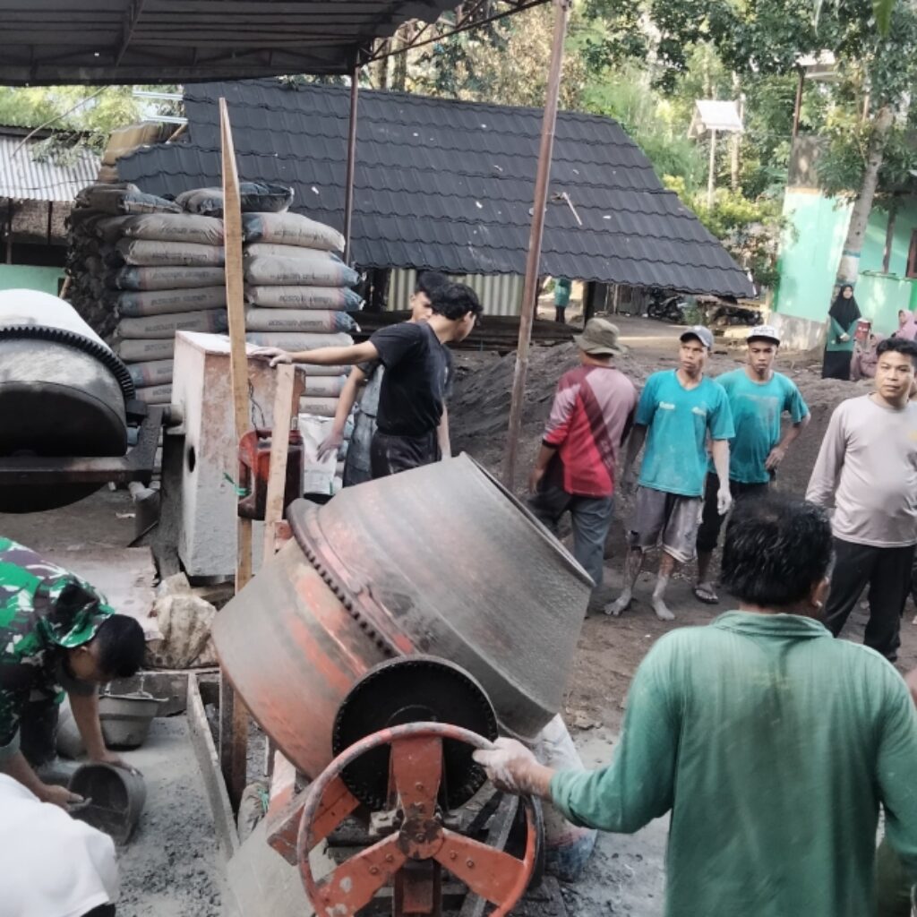 Kebersamaan Babinsa dan Santri Warnai Pembangunan Ponpes Thoha
