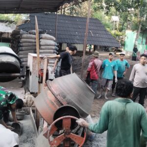 Kebersamaan Babinsa dan Santri Warnai Pembangunan Ponpes Thoha