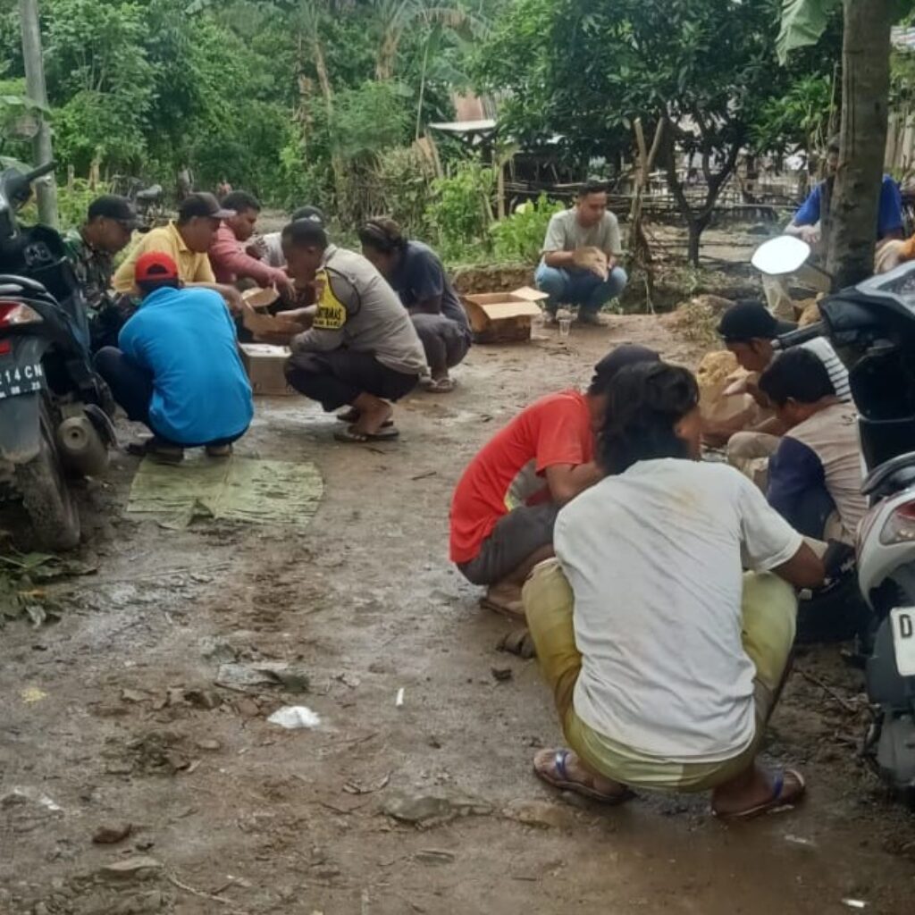 Hujan Deras Putuskan Jalan, TNI-Polri Sigap Bangun Jalan Darurat di Sekotong