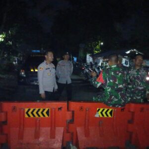 Jembatan Retak, Polisi Bertindak: Patroli Malam di Lembar, Lombok Barat