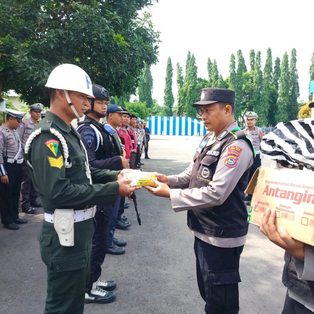 Jaga Kesehatan Anggota, Polres Lombok Barat Beri Vitamin untuk Operasi Keselamatan Rinjani 2025
