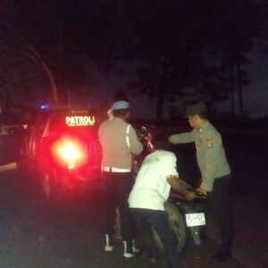 Humanis! Polisi di Lombok Barat Bantu Remaja Mogok Motor Saat Patroli Malam