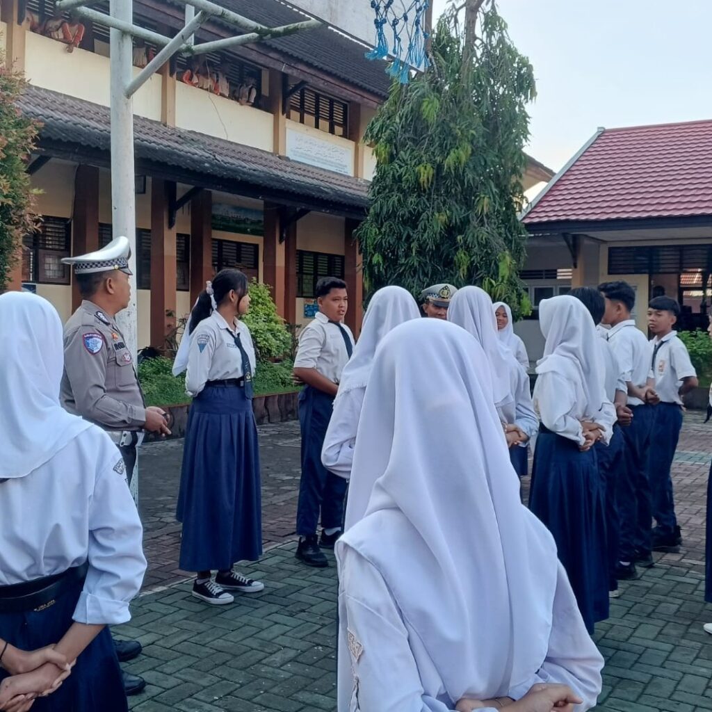 Patroli Keamanan Sekolah: Upaya Polres Lobar Ciptakan Generasi Tertib Lalu Lintas