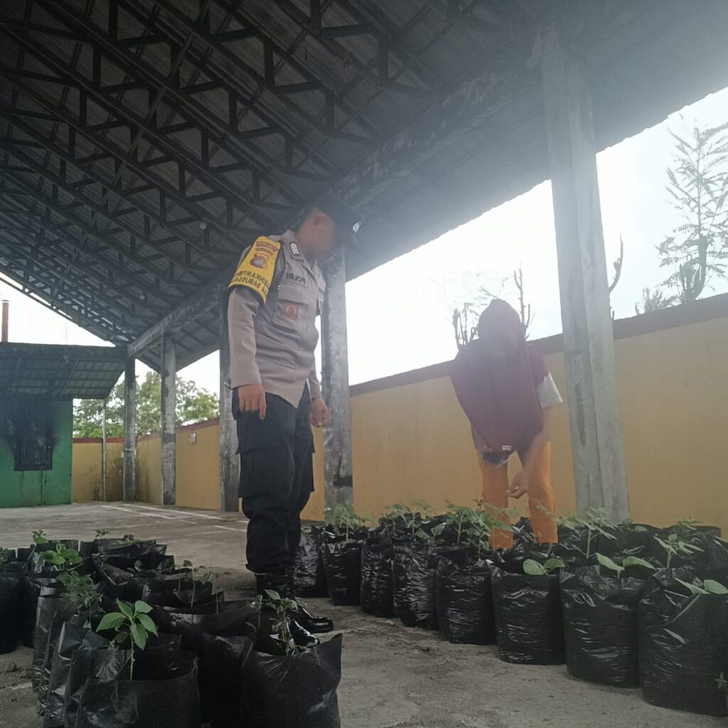 Inspiratif! Bhabinkamtibmas Ajak Warga Manfaatkan Lahan Kosong untuk Ketahanan Pangan