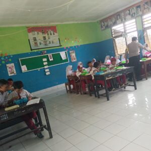 Dukung Gizi Anak, Polsek Kediri Amankan Distribusi MBG di Lombok Barat