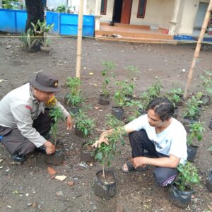 Motivasi Warga Bertani, Polsek Labuapi Sambangi Dusun Jogot