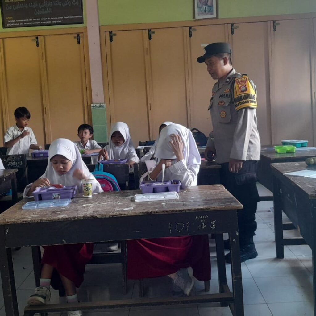 Bhabinkamtibmas Gerung Pastikan Makan Bergizi Gratis Aman & Lancar