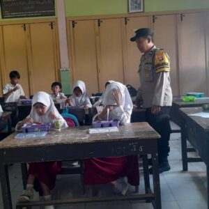 Bhabinkamtibmas Gerung Pastikan Makan Bergizi Gratis Aman & Lancar