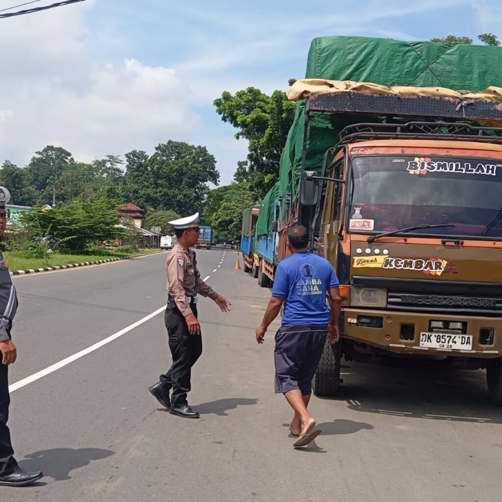 Lombok Barat Bebas Macet: Razia Parkir Truk di Tugu Tenk Dodokan Digelar