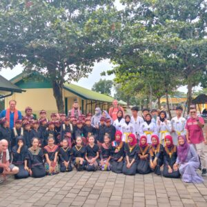 Siswa Yayasan Peduli Anak Sambut Hangat Crew Kapal Perang Perancis