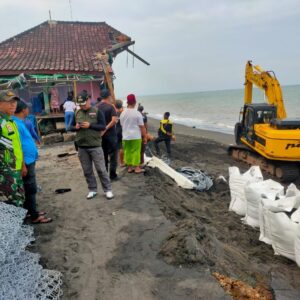 Antisipasi Abrasi, Pemasangan Tanggul Sementara di Pantai Bugis