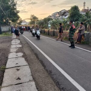 Babinsa dan Lurah Kebon Sari Pantau Keamanan Warga Saat Jalan Pagi