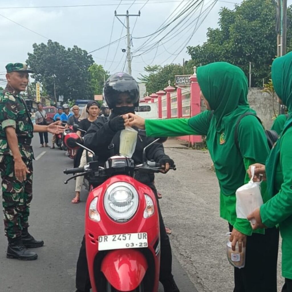 Indahnya Berbagi, Koramil Narmada Salurkan Takjil ke Pengguna Jalan
