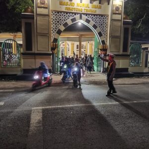 Ibadah Nyaman, Polsek Sekotong Atur Lalu Lintas di Masjid