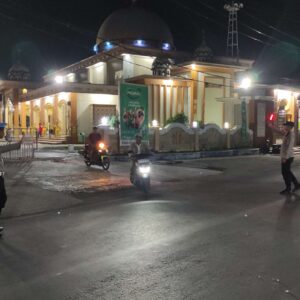 Jaga Keamanan Ramadan, Polsek Kawasan Pelabuhan Lembar Atur Lalu Lintas & Amankan Tarawih