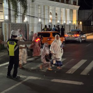 Ramadhan Aman! Polisi Atur Lalu Lintas & Jaga Ketertiban Jamaah