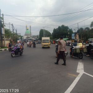 Menjaga Ketertiban Ramadan: Polsek Kediri Aktif Atur Lalu Lintas