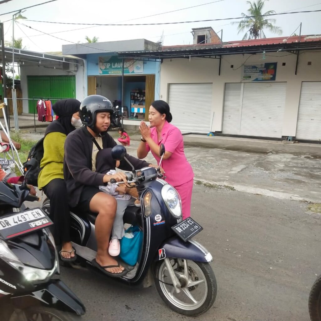 Aksi Peduli! Polsek Labuapi Berbagi Takjil untuk Pengendara