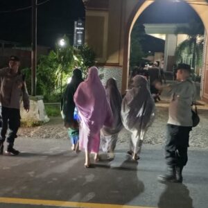 Polsek Labuapi Kawal Ibadah Tarawih, Jemaah Lebih Nyaman