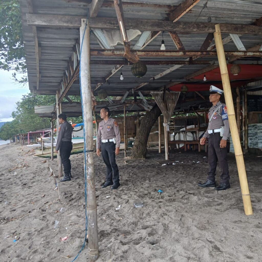 Operasi Ketupat 2025, Polisi Patroli di Pantai Batulayar