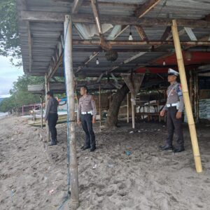 Operasi Ketupat 2025, Polisi Patroli di Pantai Batulayar