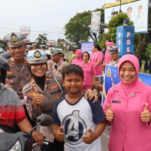 Ramadhan Berkah, Polres Lombok Barat Bagikan Takjil Gratis