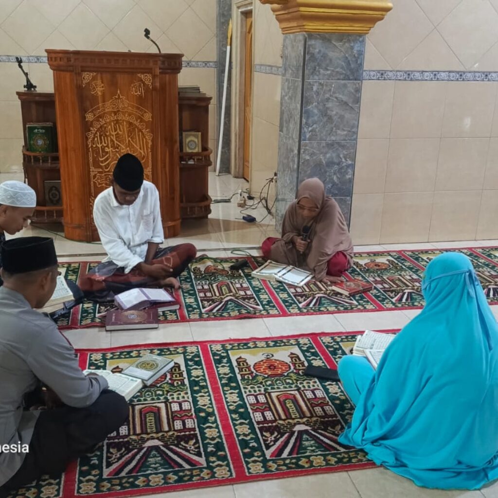 Bhabinkamtibmas Kuripan Ikut Tadarus, Perkuat Silaturahmi dan Keamanan