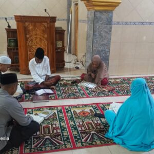 Bhabinkamtibmas Kuripan Ikut Tadarus, Perkuat Silaturahmi dan Keamanan