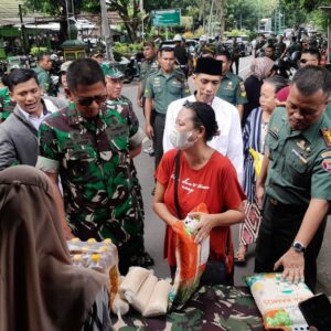 Bazar Ramadhan TNI Serentak di Mataram, Warga Antusias Berbelanja
