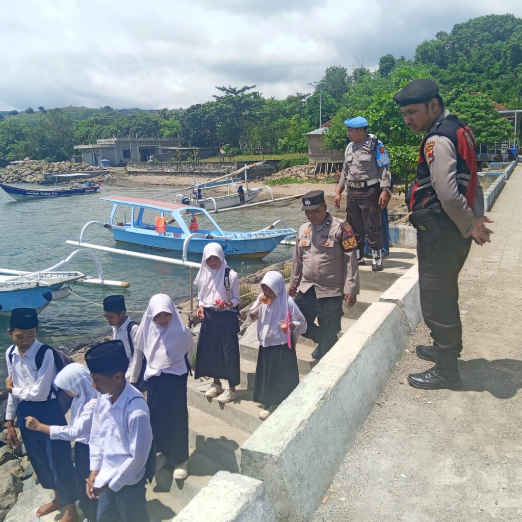 Polsek Sekotong Perkuat Kamtibmas dengan Patroli Rutin di Pelabuhan Tembowong
