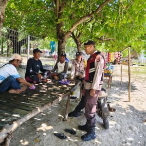 Patroli Humanis Polsek Sekotong, Wisatawan Pantai Elak-elak Merasa Aman