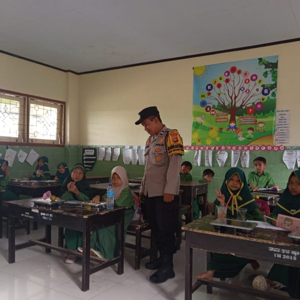 Sinergi TNI-Polri Sukseskan Program Makan Bergizi Gratis di Gerung