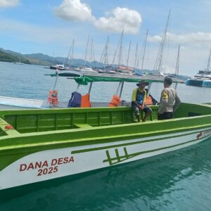 Polsek Sekotong Turut Menjaga Keamanan Ambulance Boat untuk Masyarakat Gili Gede Indah