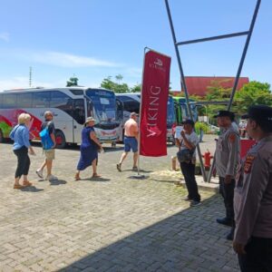 Kapal Pesiar Mewah Viking Orion Bawa Ratusan Turis Jelajahi Lombok