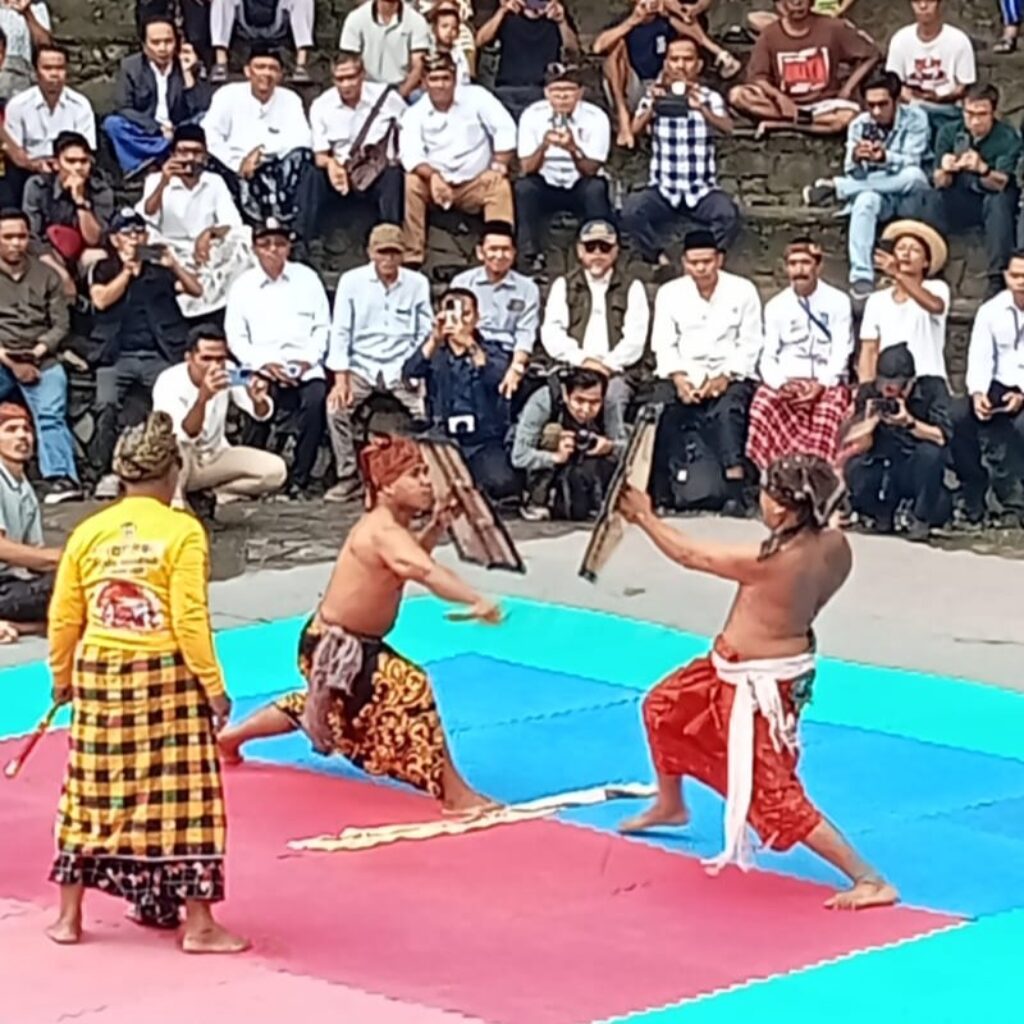 Lombok Barat Lestarikan Budaya Lewat Peresean HUT ke-67