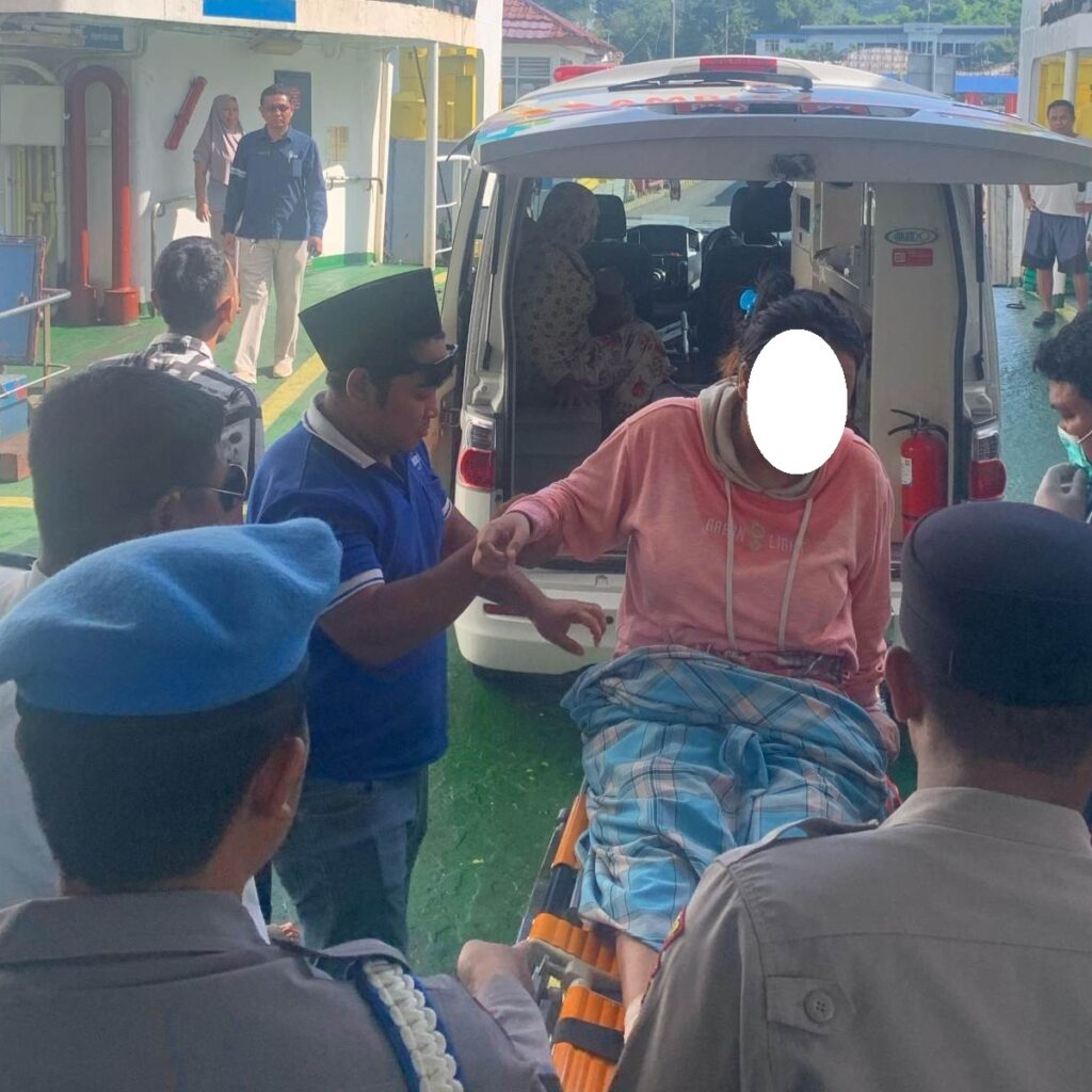 Respons Sigap Petugas Evakuasi Ibu Melahirkan di Tengah Laut
