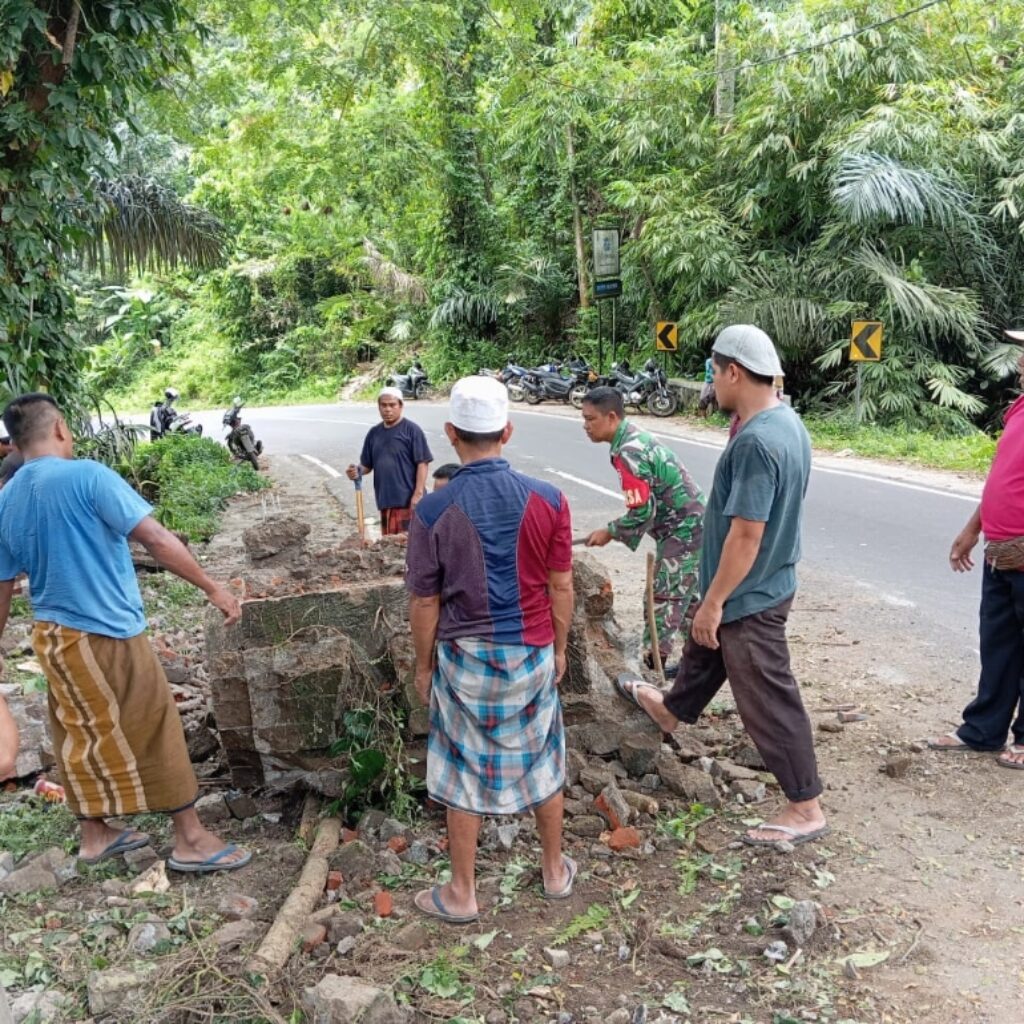 Sinergi TNI-Warga: Bersihkan Tugu Rusak, Pulihkan Akses Jalan