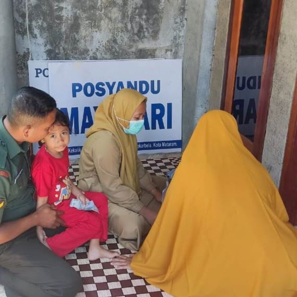 Babinsa Pantau Posyandu Mayasari di Kekalik Kijang