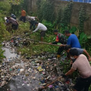 Babinsa Jempong Baru dan Warga Bersihkan Aliran Sungai