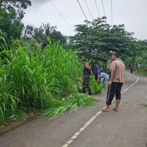 TNI dan Warga Bersihkan Jalan dan Selokan Desa di Bukit Tinggi