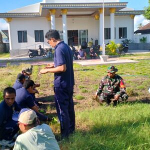 Sinergi Babinsa dan Warga Gelogor dalam Aksi Jumat Bersih